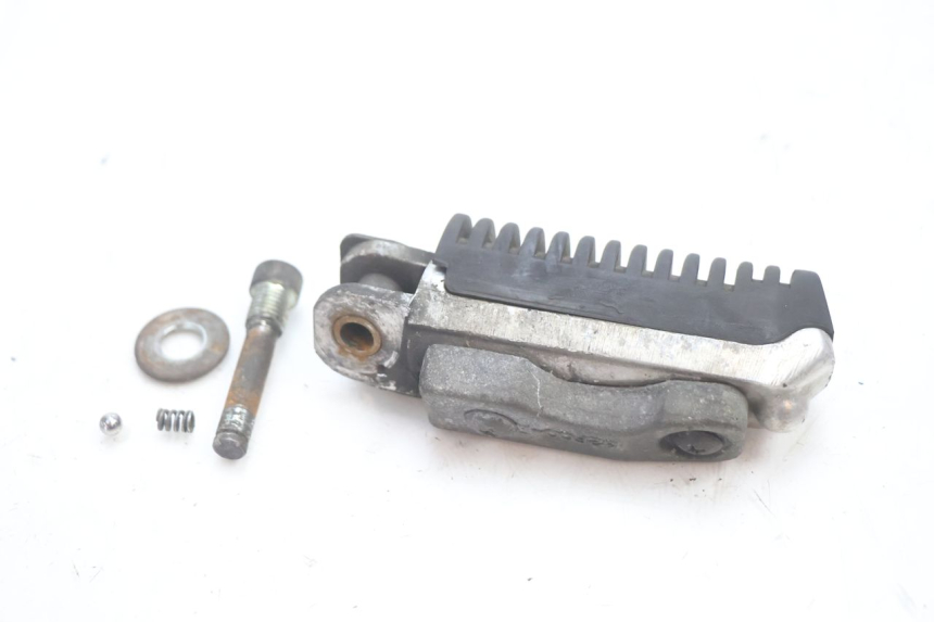 photo de REAR RIGHT FOOTREST SUZUKI GSF N BANDIT 1200 (2001 - 2005) - Alternative perspective
