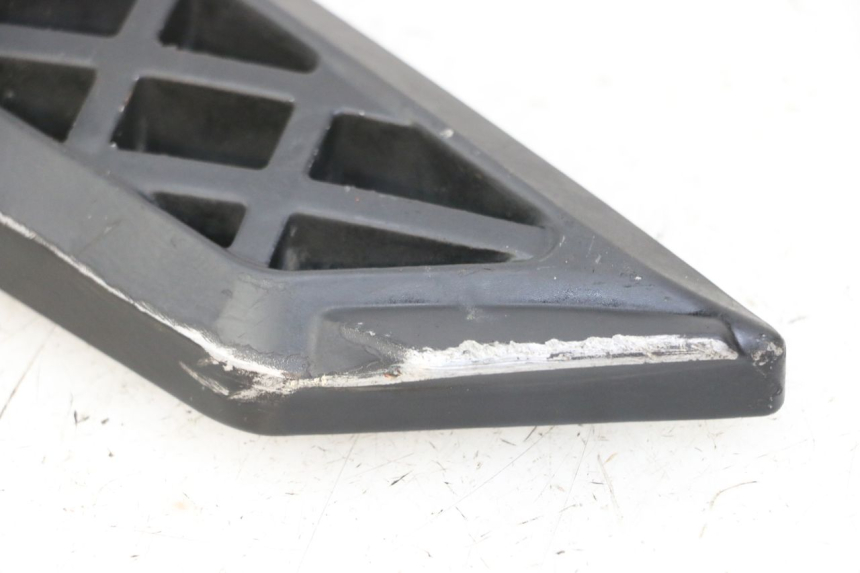 photo de REAR RIGHT FOOTREST PEUGEOT KISBEE 4T 50 (2018 - 2022) - Component detail