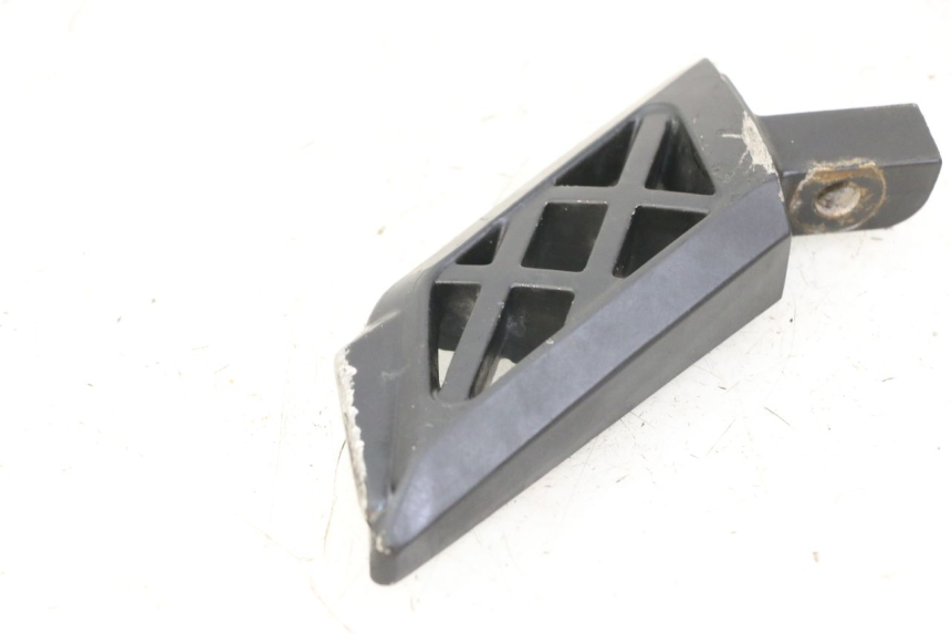 photo de REAR RIGHT FOOTREST PEUGEOT KISBEE 4T 50 (2018 - 2022) - Zoom on usage condition