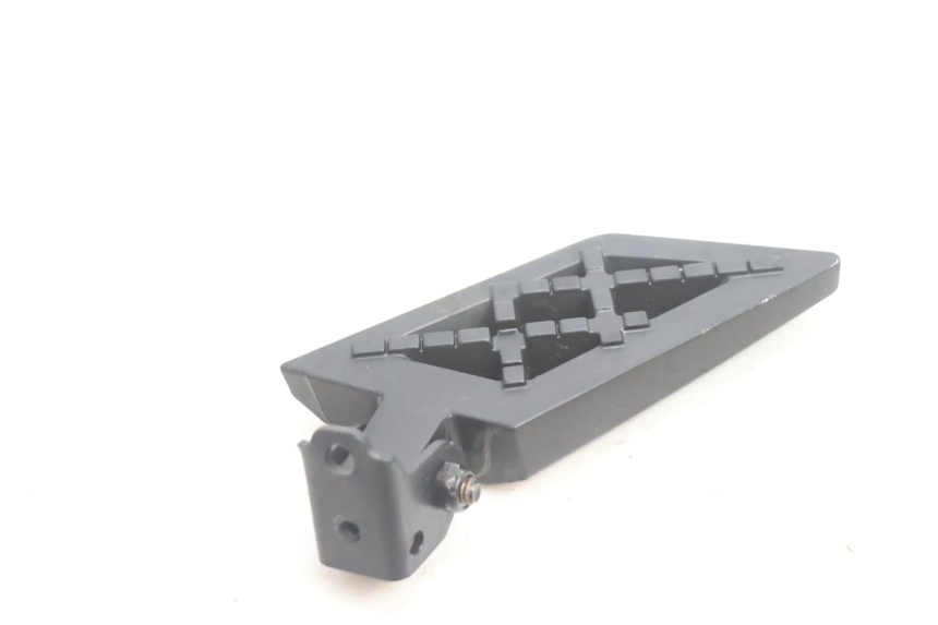 photo de REAR RIGHT FOOTREST PEUGEOT KISBEE 4T 50 (2018 - 2022) - Zoom on usage condition