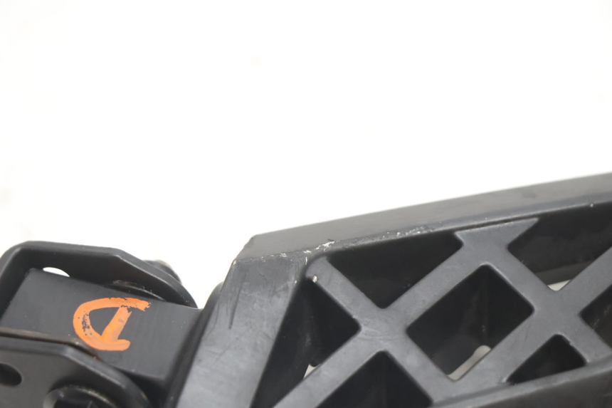 photo de REAR RIGHT FOOTREST PEUGEOT KISBEE 4T 50 (2018 - 2022) - Technical close-up