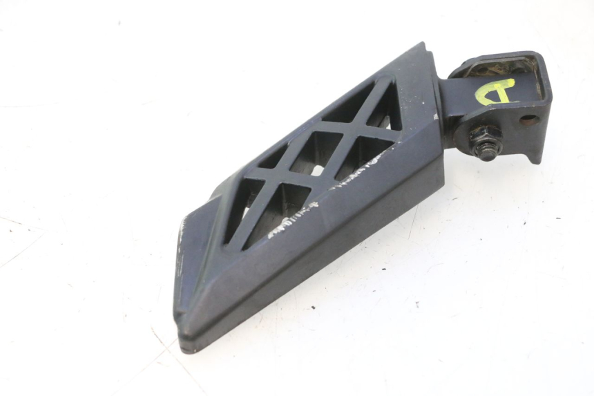 photo de REAR RIGHT FOOTREST PEUGEOT KISBEE 4T 50 (2023 - 2026) - Product overview