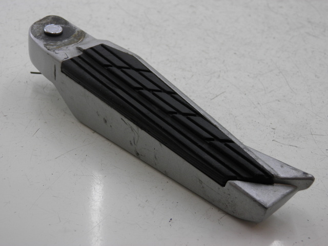 photo de REAR RIGHT FOOTREST KYMCO XCITING RI ABS 500 (2010) - Component detail