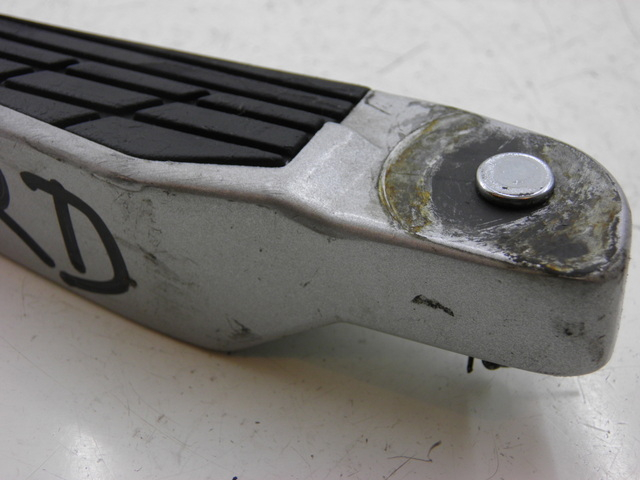 photo de REAR RIGHT FOOTREST KYMCO XCITING RI ABS 500 (2010) - Zoom on usage condition