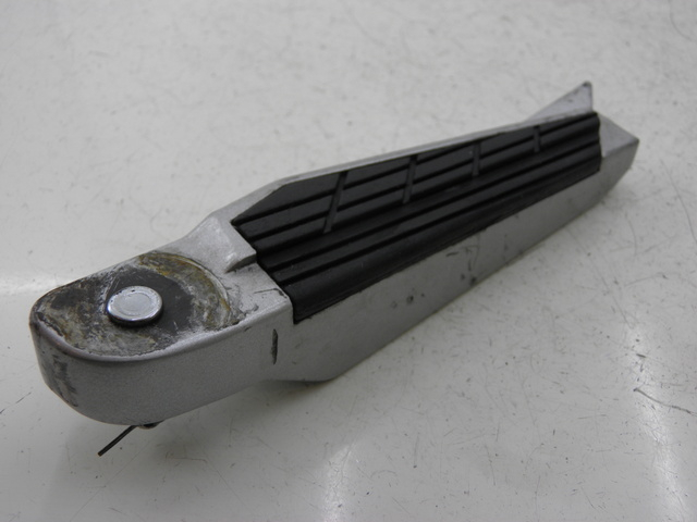 photo de REAR RIGHT FOOTREST KYMCO XCITING RI ABS 500 (2010) - Technical close-up