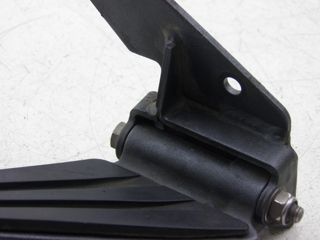 photo de REAR RIGHT FOOTREST PEUGEOT GEOPOLIS 250 (2006 - 2008) - Zoom on usage condition