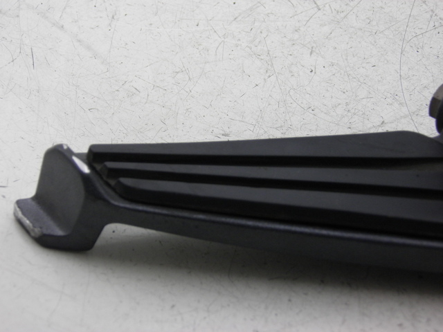 photo de REAR RIGHT FOOTREST PEUGEOT GEOPOLIS 250 (2006 - 2008) - Technical close-up