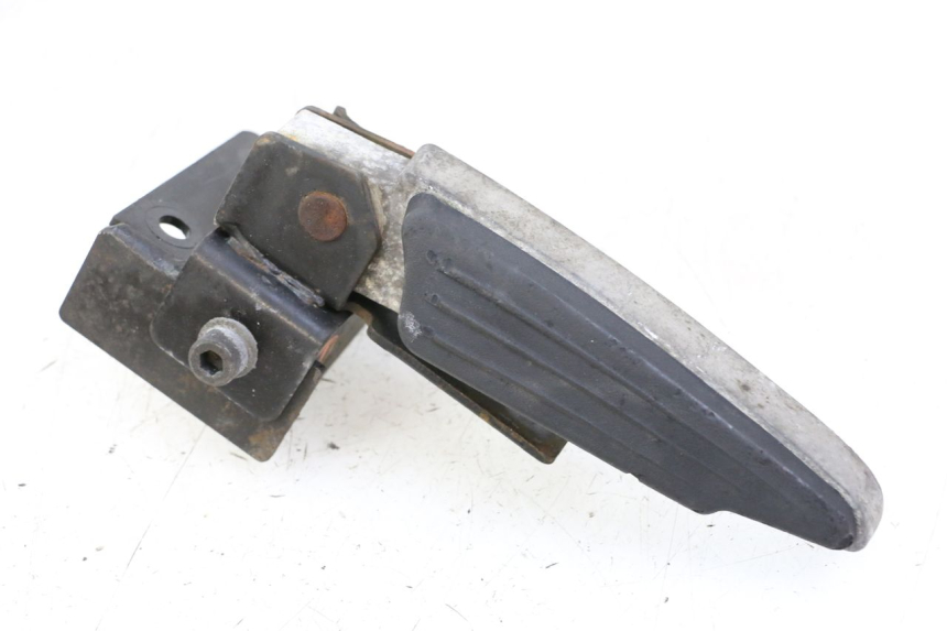 photo de REAR RIGHT FOOTREST PEUGEOT SATELIS 125 (2013 - 2018) - Zoom on usage condition