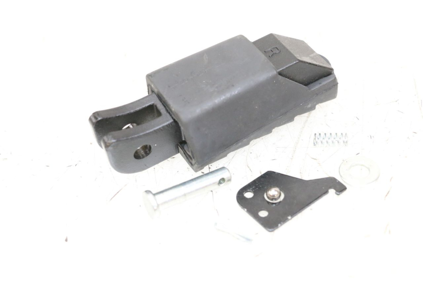 photo de REAR RIGHT FOOTREST ROYAL ENFIELD SCRAM 411 (2022 - 2024) - Component detail