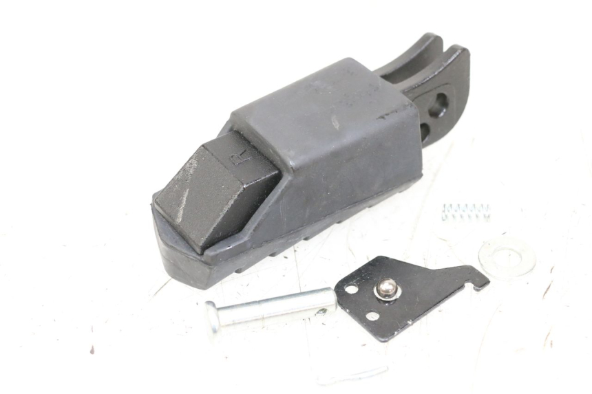 photo de REAR RIGHT FOOTREST ROYAL ENFIELD SCRAM 411 (2022 - 2024) - Zoom on usage condition