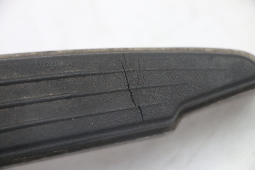 photo de REAR RIGHT FOOTREST PEUGEOT SATELIS 125 (2010 - 2012) - Zoom on usage condition