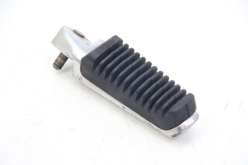 photo de RIGHT REAR FOOTREST SUZUKI SIXTEEN 125 (2008 - 2010) - Component detail