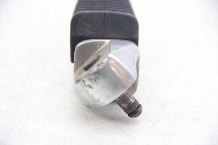 photo de RIGHT REAR FOOTREST SUZUKI SIXTEEN 125 (2008 - 2010) - Zoom on usage condition