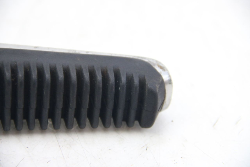 photo de RIGHT REAR FOOTREST SUZUKI SIXTEEN 125 (2008 - 2010) - Fixing points details