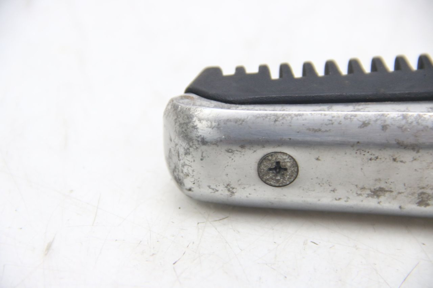 photo de RIGHT REAR FOOTREST SUZUKI SIXTEEN 125 (2008 - 2010) - Markings and original references