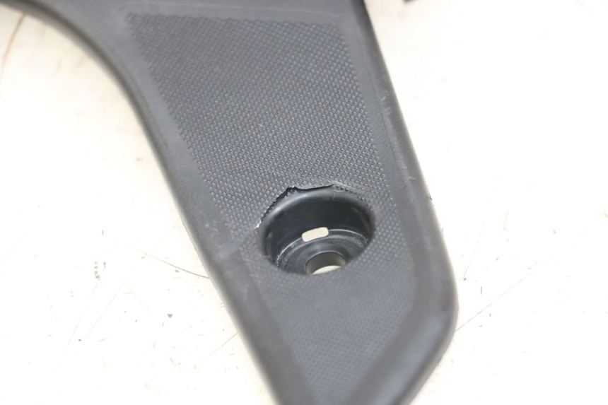 photo de REAR RIGHT FOOTREST PIAGGIO VESPA PRIMAVERA 4T 50 (2021 - 2024) - Component detail