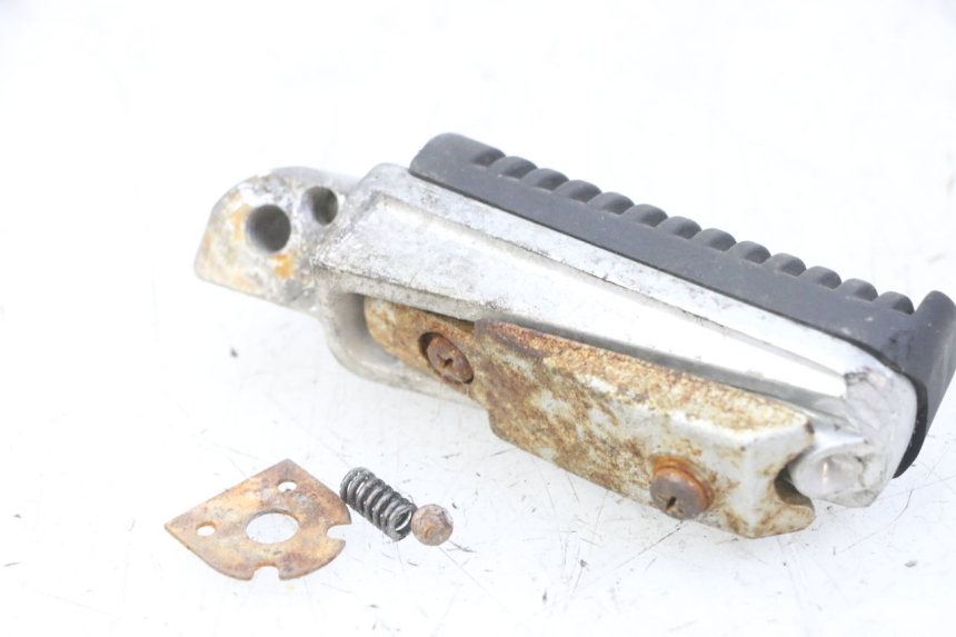 photo de REAR RIGHT FOOTREST YAMAHA XJ6 ABS 600 (2008 - 2016) - Zoom on usage condition