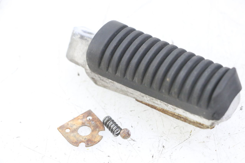 photo de REAR RIGHT FOOTREST YAMAHA XJ6 ABS 600 (2008 - 2016) - Technical close-up