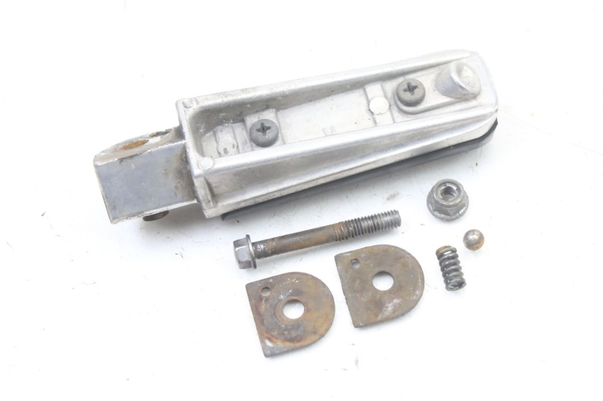 photo de REAR RIGHT FOOTREST YAMAHA FZS FAZER 600 (2001 - 2003) - Technical close-up