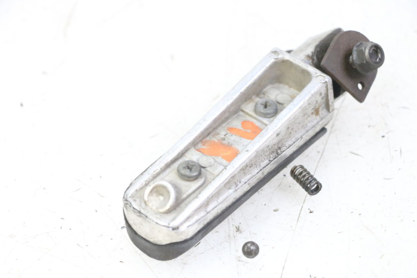 photo de REAR RIGHT FOOTREST YAMAHA FZS FAZER 600 (2001 - 2003) - Zoom on usage condition