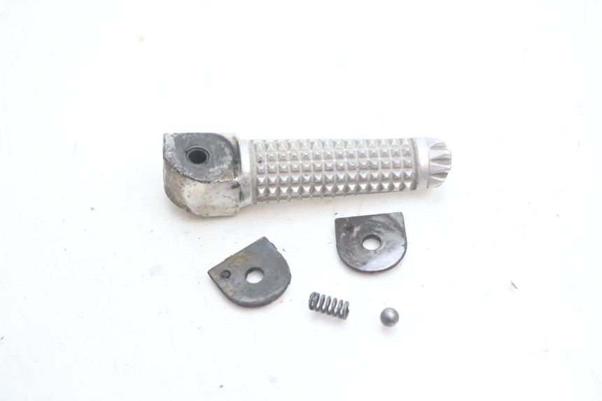photo de REAR RIGHT FOOTREST YAMAHA YZF R GENESIS 750 (1993 - 1998) - Component detail