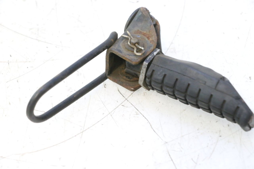 photo de REAR LEFT FOOTREST HONDA CB TWO FIFTY 250 (1991 - 2002) - Zoom on usage condition