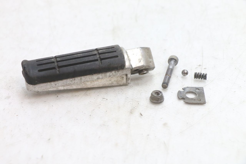 photo de REAR LEFT FOOTREST YAMAHA FJR 1300 (2001 - 2005) - Component detail