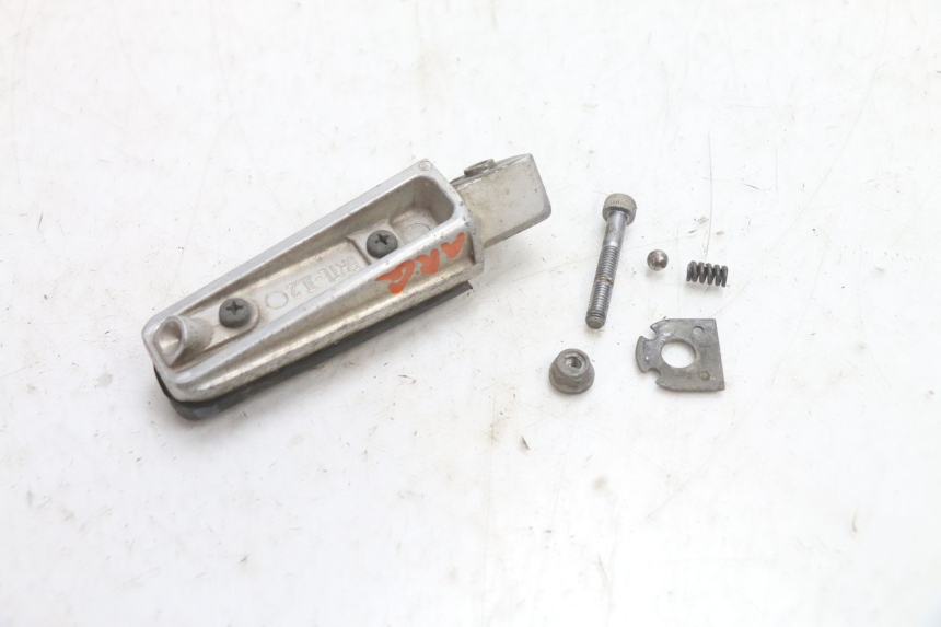 photo de REAR LEFT FOOTREST YAMAHA FJR 1300 (2001 - 2005) - Zoom on usage condition