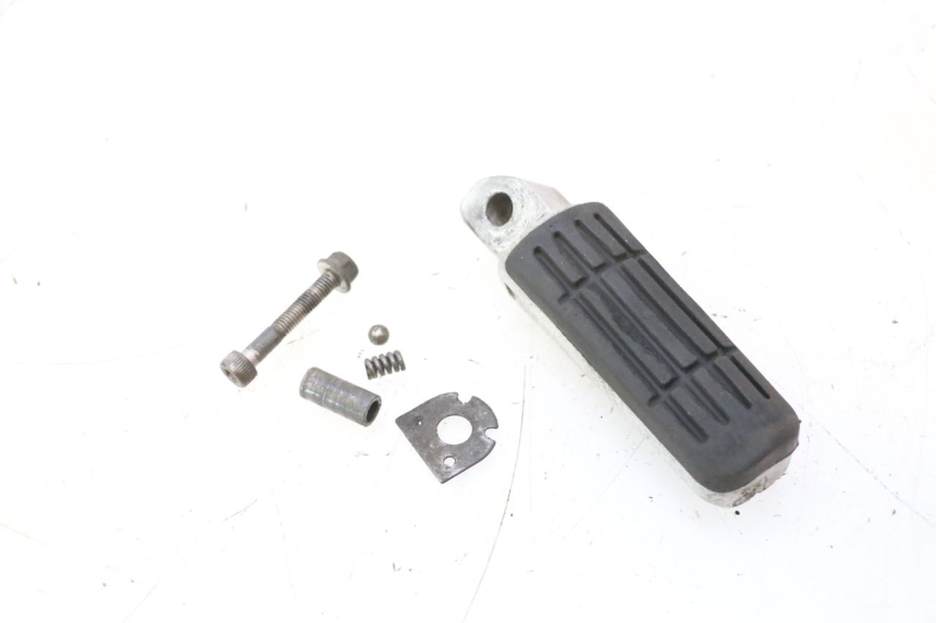 photo de REAR LEFT FOOTREST YAMAHA FJR 1300 (2001 - 2005) - Component detail