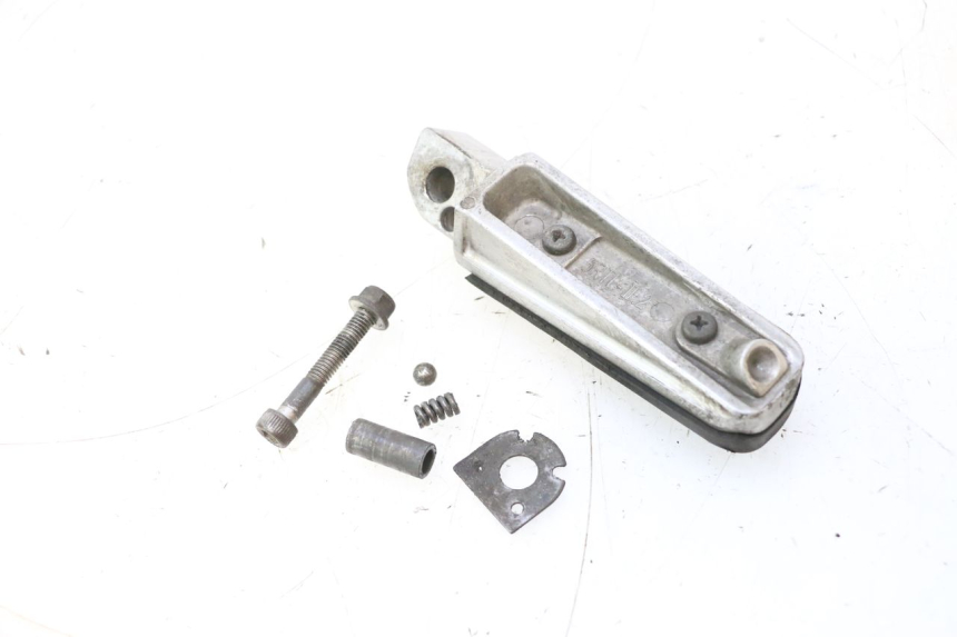 photo de REAR LEFT FOOTREST YAMAHA FJR 1300 (2001 - 2005) - Technical close-up