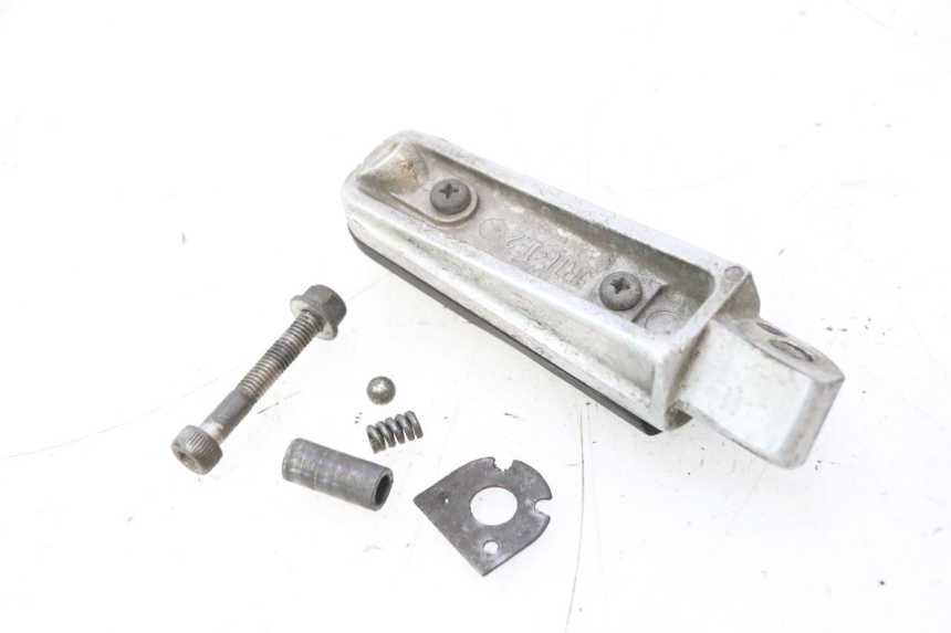photo de REAR LEFT FOOTREST YAMAHA FJR 1300 (2001 - 2005) - Fixing points details