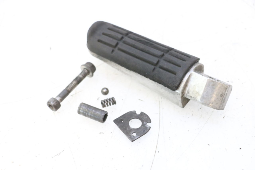 photo de REAR LEFT FOOTREST YAMAHA FJR 1300 (2001 - 2005) - Surface and material condition