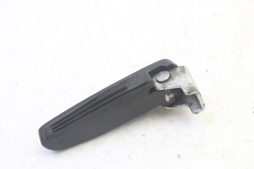 photo de REAR LEFT FOOTREST PIAGGIO FLY 4T 50 (2013 - 2017) - Fixing points details