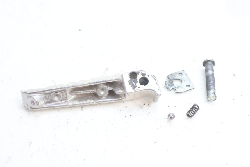 photo de REAR LEFT FOOTREST YAMAHA FZ8 800 (2010 - 2016) - Technical close-up