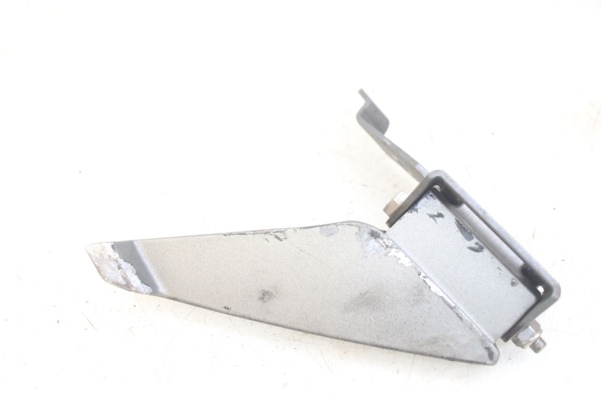 photo de REAR LEFT FOOTREST PEUGEOT GEOPOLIS RS 125 (2007 - 2009) - Zoom on usage condition