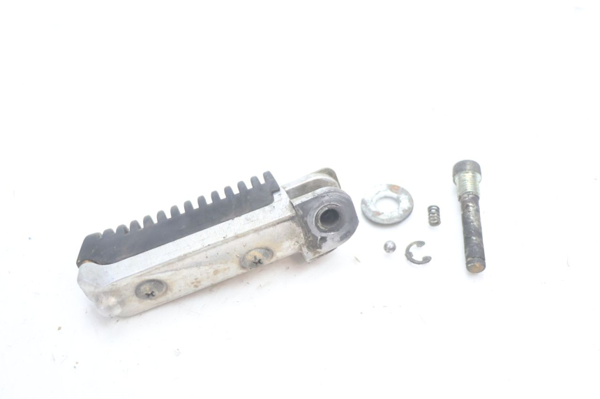 photo de REAR LEFT FOOTREST SUZUKI GSF N BANDIT 1200 (2001 - 2005) - Alternative perspective