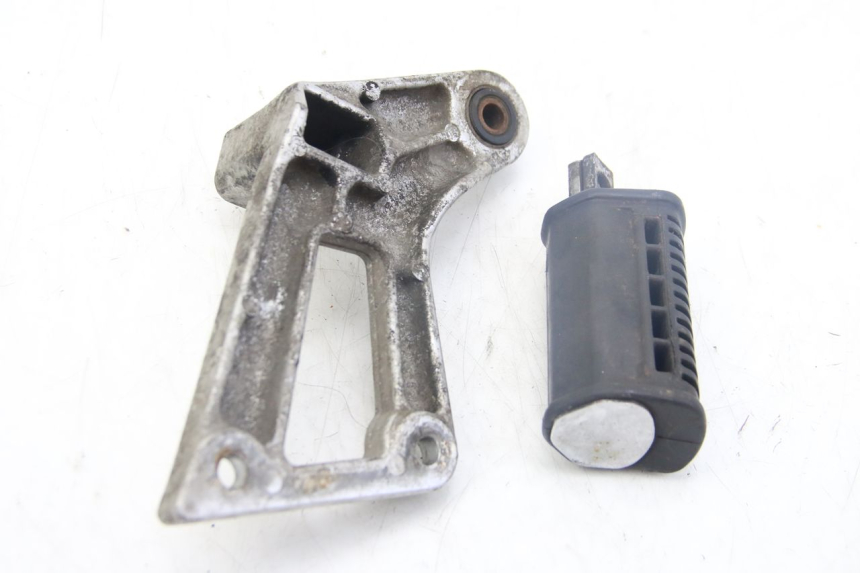 photo de LEFT REAR FOOTREST SUZUKI GSX-F GSX  F 1100 (1988 - 1994) - Zoom on usage condition