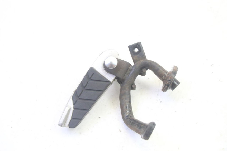photo de REAR LEFT FOOTREST SYM GTS EVO 125 (2009 - 2013) - Alternative perspective