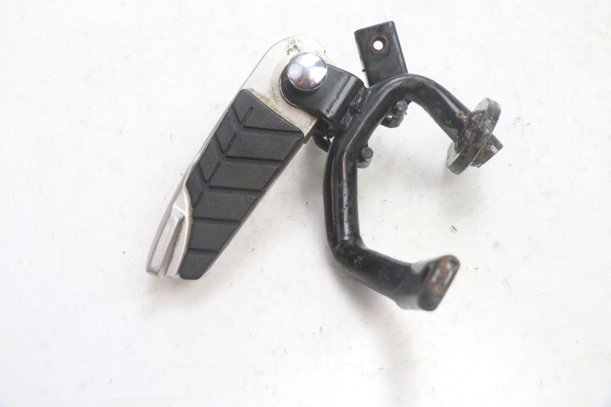 photo de REAR LEFT FOOTREST SYM GTS EVO 125 (2009 - 2013) - Zoom on usage condition