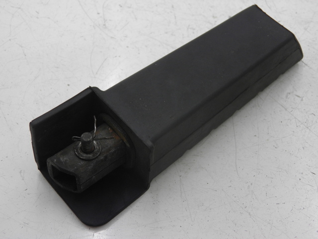 photo de REAR LEFT FOOTREST HONDA FES PANTHEON 125 (2003 - 2007) - Zoom on usage condition