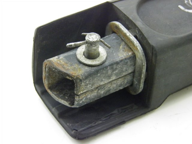 photo de REAR LEFT FOOTREST HONDA FES S-WING SWING 125 (2007 - 2015) - Zoom on usage condition