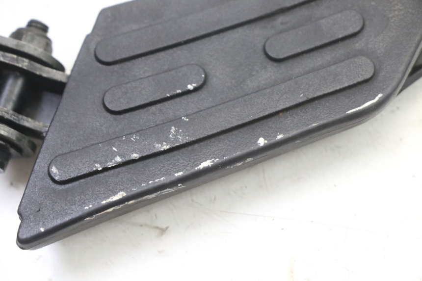 photo de LEFT REAR FOOTREST PEUGEOT KISBEE 2T 50 (2018 - 2022) - Zoom on usage condition