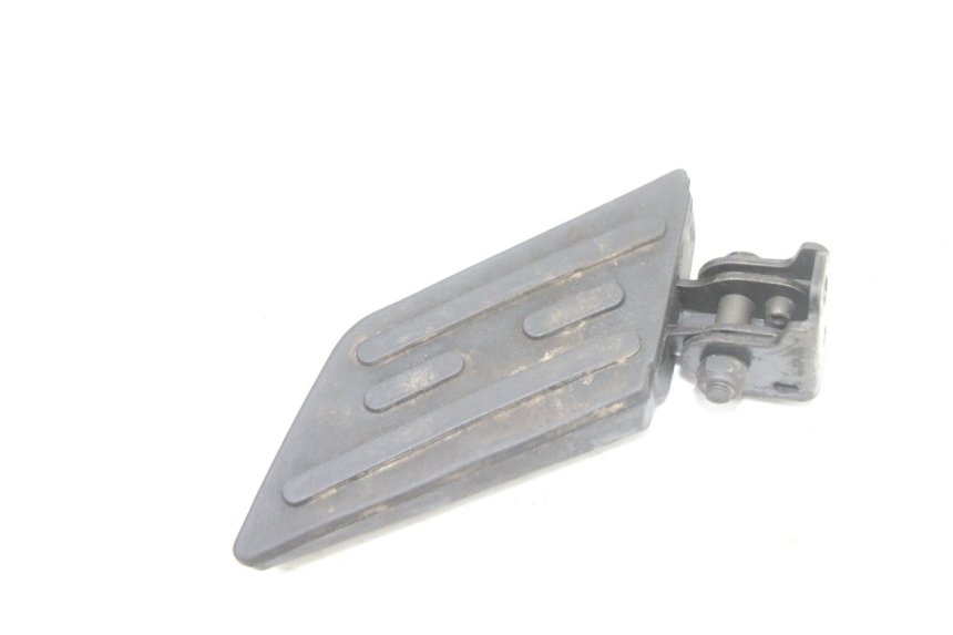photo de LEFT REAR FOOTREST PEUGEOT KISBEE 2T 50 (2010 - 2017) - Zoom on usage condition