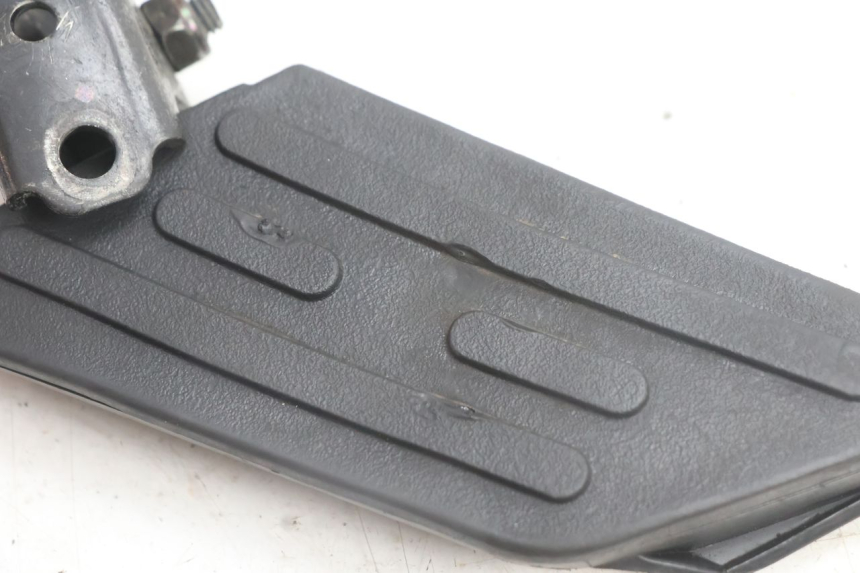 photo de LEFT REAR FOOTREST PEUGEOT KISBEE 2T 50 (2010 - 2017) - Zoom on usage condition