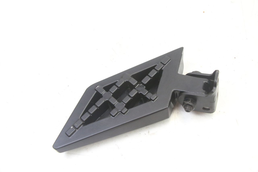 photo de LEFT REAR FOOTREST PEUGEOT KISBEE 4T 50 (2018 - 2022) - Zoom on usage condition