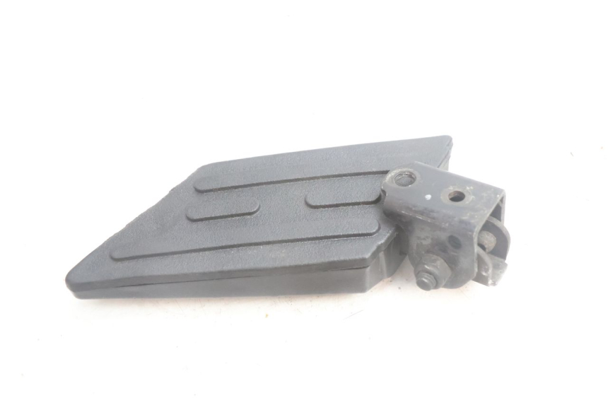 photo de LEFT REAR FOOTREST PEUGEOT KISBEE 4T 50 (2010 - 2017) - Zoom on usage condition