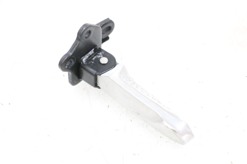 photo de REAR LEFT FOOTREST YAMAHA NEO'S CORE 1 (2022 - 2026) - Technical close-up