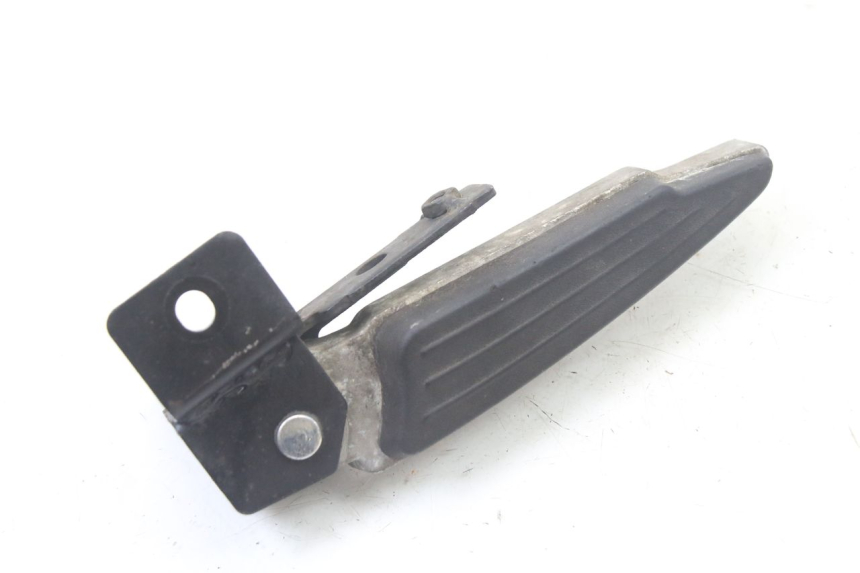 photo de REAR LEFT FOOTREST PEUGEOT SATELIS 125 (2013 - 2018) - Zoom on usage condition