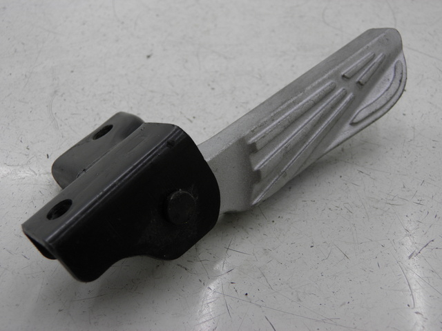 photo de REAR LEFT FOOTREST PEUGEOT TWEET 125 (2010 - 2017) - Alternative perspective