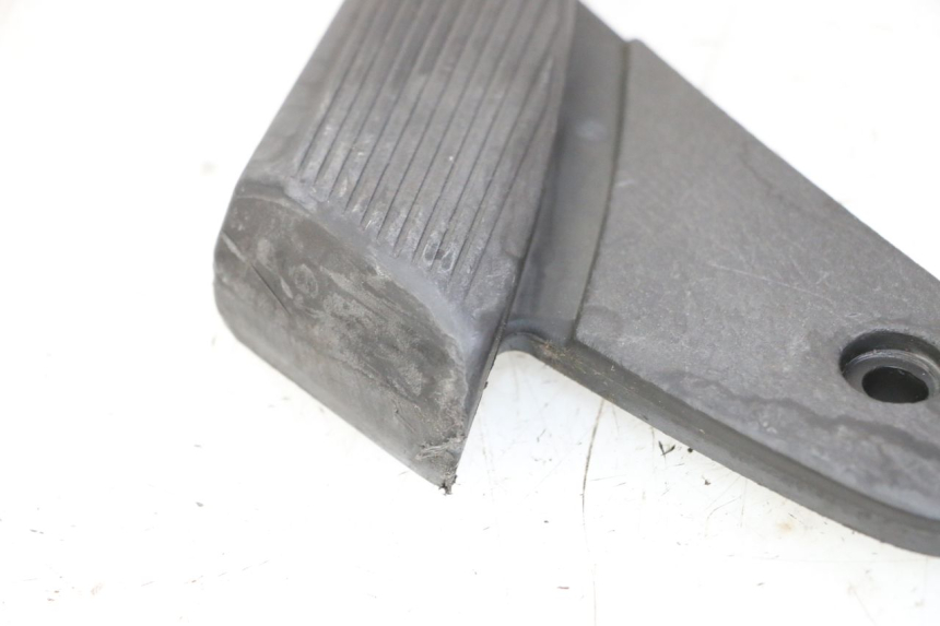 photo de REAR LEFT FOOTREST PIAGGIO VESPA LX 150 (2005 - 2013) - Technical close-up